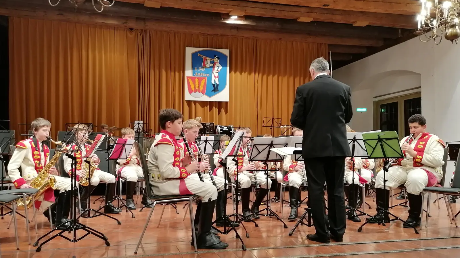 Das Anfängerorchester wurde beim großen Konzert in der Schranne von Mario Hendreich dirigiert. (Foto: Friedrich Zinnecker)