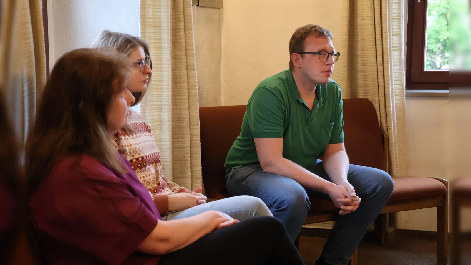 Elfriede und Amelie Lösch von der Firma STS Sonnenenergie und Thomas Jungkunz von Südwerk (von links) waren am Montagabend in die Burghaslacher Ratssitzung gekommen, um Erläuterungen zum Stromspeicher-Vorhaben zu geben. (Foto: Andreas Reum)