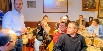 Sebastian Gaukler schmiedete mit Parteifreunden am Sonntagabend schon Pläne für die kommenden zwei Wochen.  (Foto: Eckard Dürr)