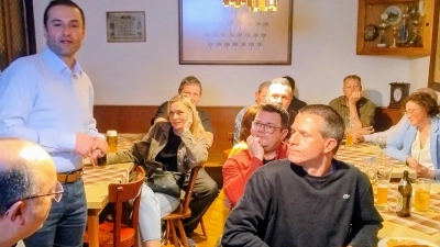 Sebastian Gaukler schmiedete mit Parteifreunden am Sonntagabend schon Pläne für die kommenden zwei Wochen.  (Foto: Eckard Dürr)