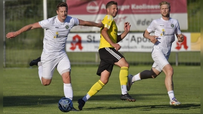 Die Hahnbacher Offensivbemühungen (in der Mitte Manuel Plach) waren gegen Ansbach (links Jonas Bayerlein, rechts Niklas Seefried) lange nicht von Erfolg gekrönt. (Foto: Hubert Ziegler)