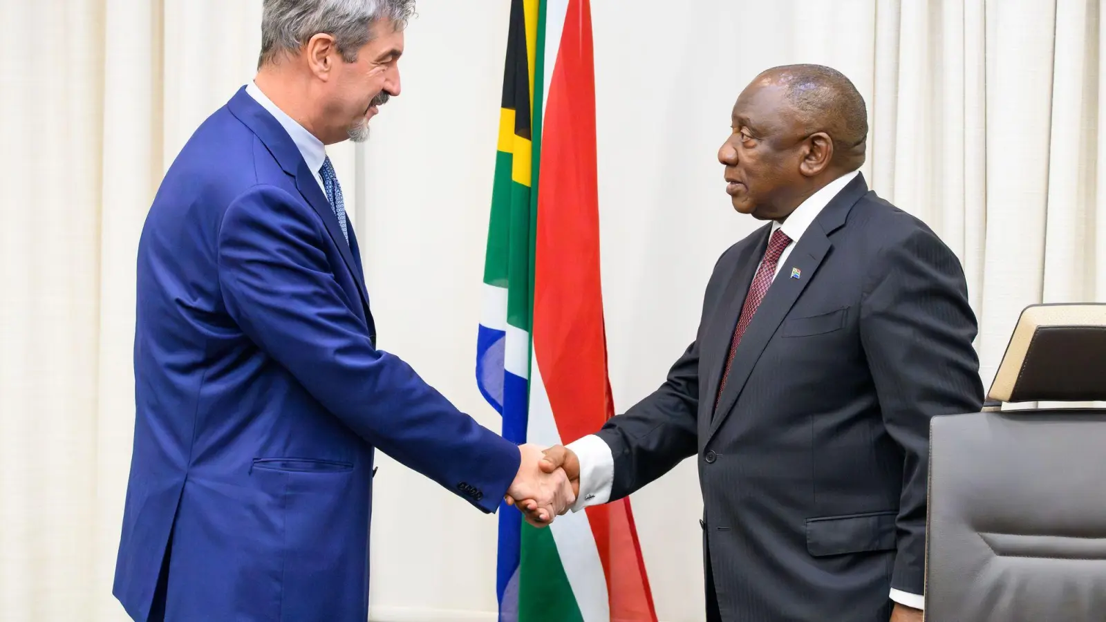 Treffen mit dem südafrikanischen Präsidenten: Markus Söder ist in Kapstadt. (Foto: Jörg Koch/Staatskanzlei-Pool/dpa)