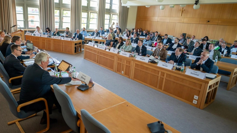 Volle Reihen in der konstituierenden Sitzung des Kreistags. Dr. Benno Bulitta nutzte die Kulisse für einen „Diskriminierungsritt”, wie der SPD-Ehrenkreisvorsitzende Gerhard Gröner dem AfD-Kreisrat vorwirft. (Foto: Mirko Fryska)