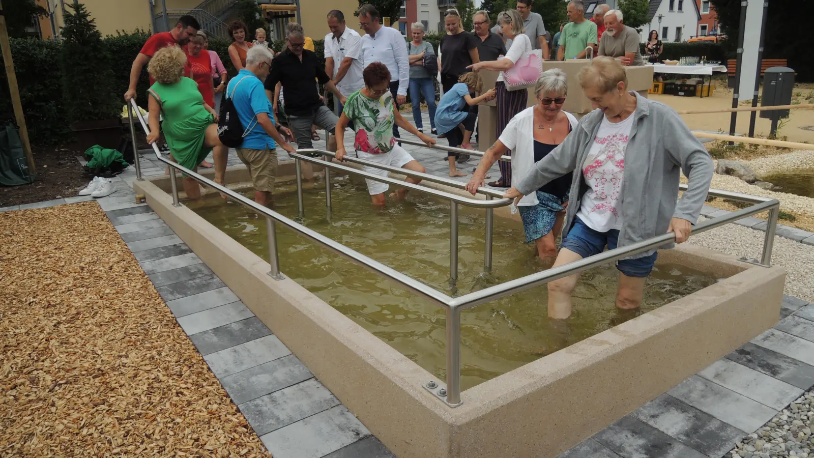 Schlange stehen in Feuchtwangen: Zumindest war das zur Eröffnung des Kneippbeckens so. (Foto: Peter Zumach)