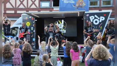 Auch bei der zweiten Ausgabe des Festivals for Kids in Dietenhofen war die Kinder-Rockband „KizzRock” zu Gast, die mit vielen Mitmachelementen für Schwung sorgte.  (Foto: Yvonne Neckermann)