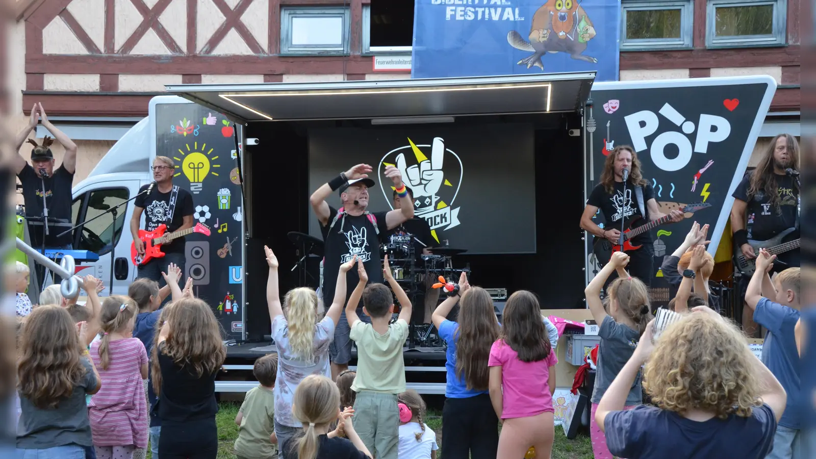 Auch bei der zweiten Ausgabe des Festivals for Kids in Dietenhofen war die Kinder-Rockband „KizzRock” zu Gast, die mit vielen Mitmachelementen für Schwung sorgte.  (Foto: Yvonne Neckermann)