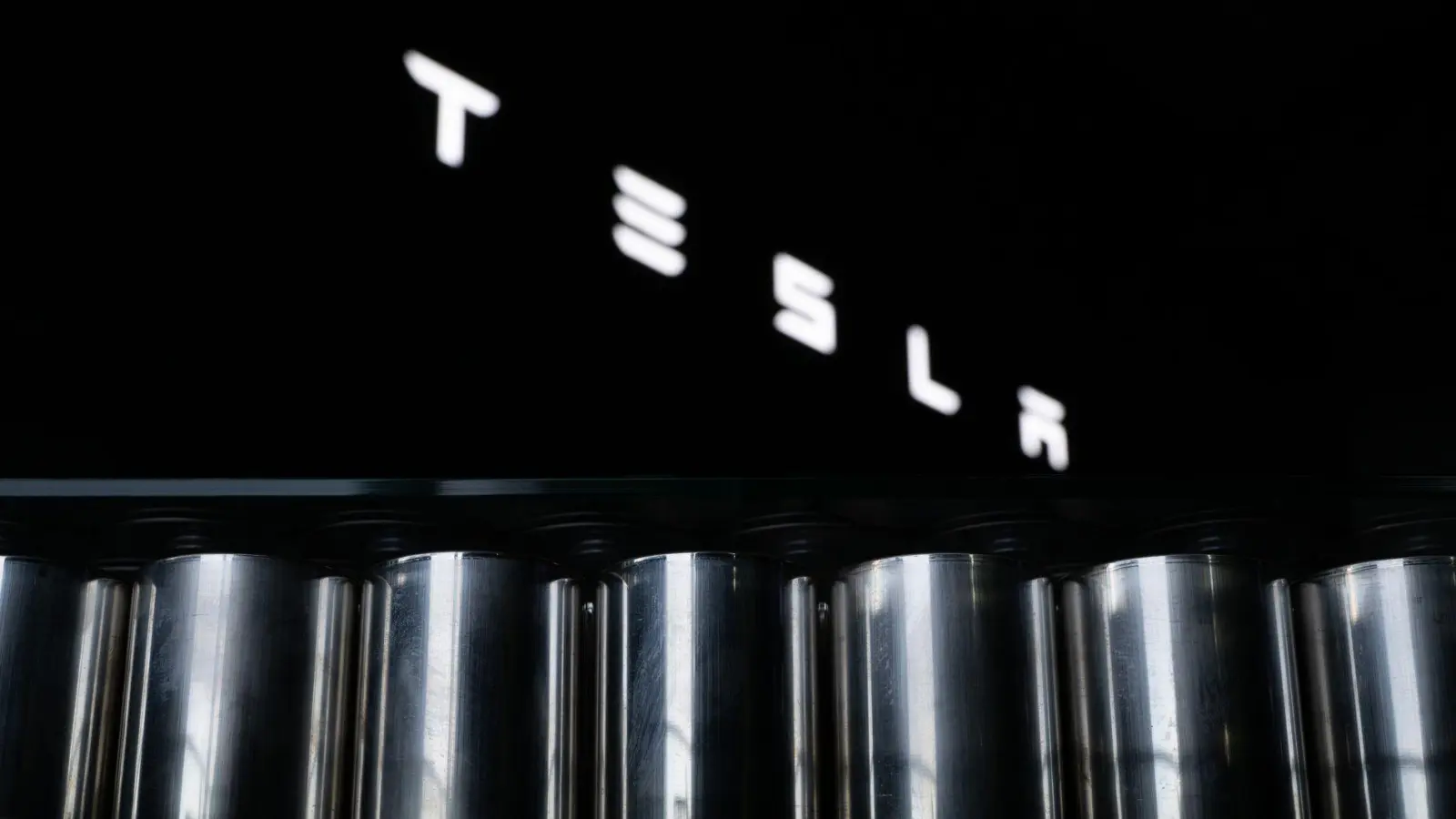 Der US-Elektroautobauer will Voraussetzungen für eine Produktion von Batteriezellen in Grünheide bei Berlin schaffen.  (Foto: Sebastian Gollnow/dpa)