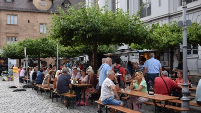 Der Johann-Sebastian-Bach-Platz steht bis Sonntag ganz im Zeichen des Frankenweins: Zum Auftakt am Mittwoch waren die Plätze schon sehr gut besucht. (Foto: Florian Schwab)