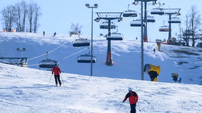 Das Geschäft mit Ski und Snowboards lahmt.  (Foto: Swen Pförtner/dpa)