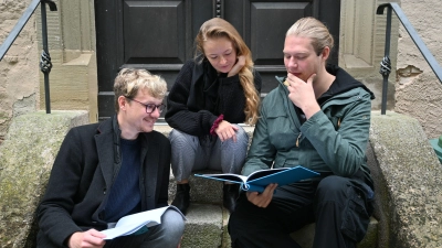 Dramaturg Felix Mohr, Schauspielerin Charlotte Schiffler und Regisseur Knut-Alexander Höhn (von links) wollen den Schülerinnen und Schülern mit „Name: Sophie Scholl“ Zivilcourage vermitteln. (Foto: Anna Beigel)