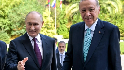 Der russische Präsident Wladimir Putin (l) begrüßt seinen türkischen Amtskollegen Recep Tayyip Erdogan in Sotschi. (Foto: Alexei Nikolsky/Pool Sputnik Kremlin/AP/dpa)