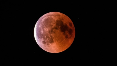 Während einer Mondfinsternis erscheint der Erdtrabant in rötlich-bräunlichen Tönen. (Archivbild) (Foto: Silas Stein/dpa)
