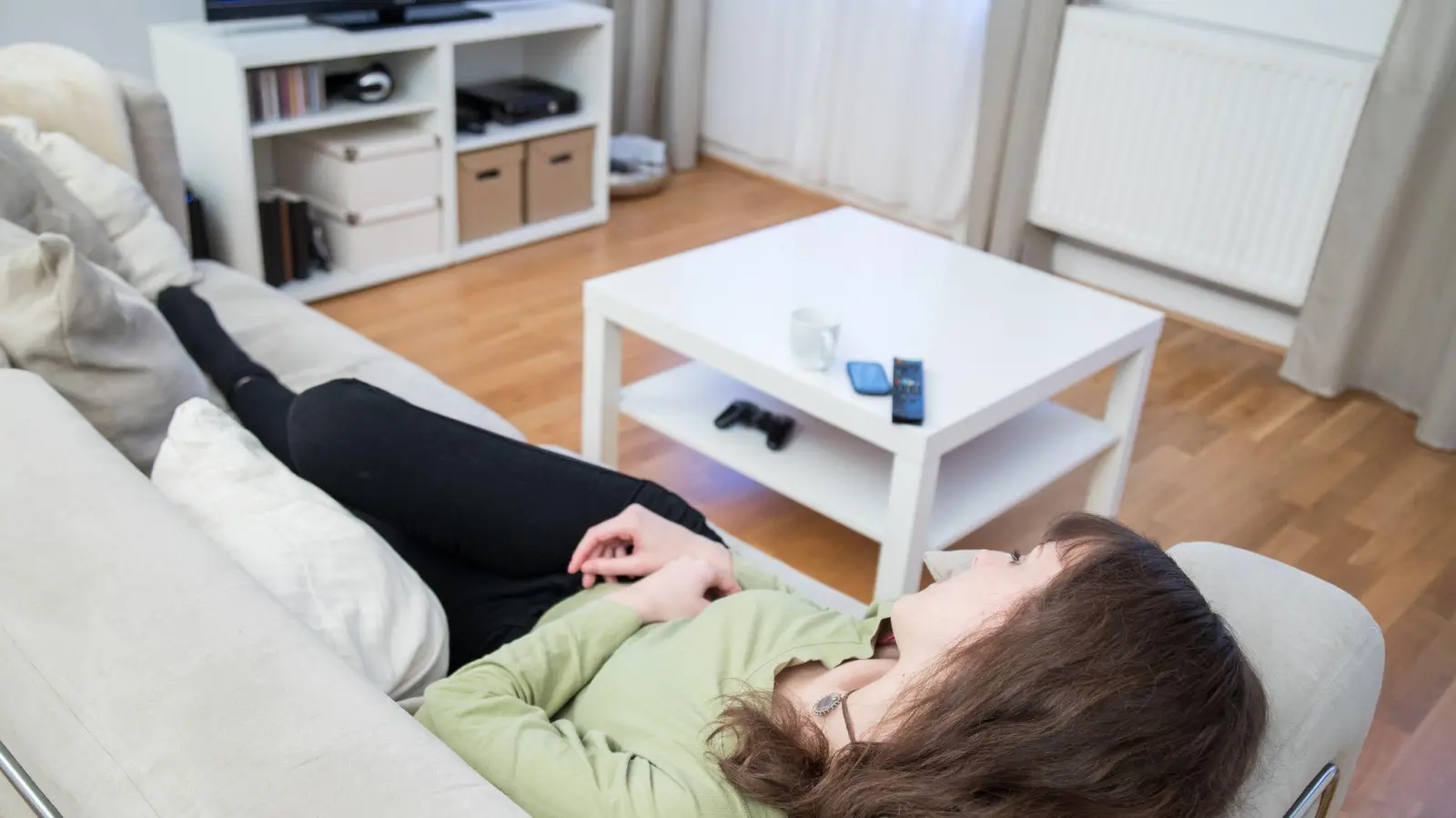 Weggedöst, aber der Fernseher läuft weiter: Inwiefern diese Berieselung auf die Schlafqualität schlägt, ist von Mensch zu Mensch unterschiedlich. (Foto: Christin Klose/dpa-tmn)