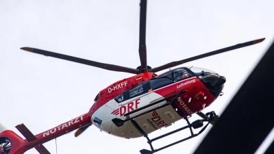 Mit einem Rettungshubschrauber wird das Mädchen in eine Klinik geflogen. (Symbolbild) (Foto: Stefan Sauer/dpa)
