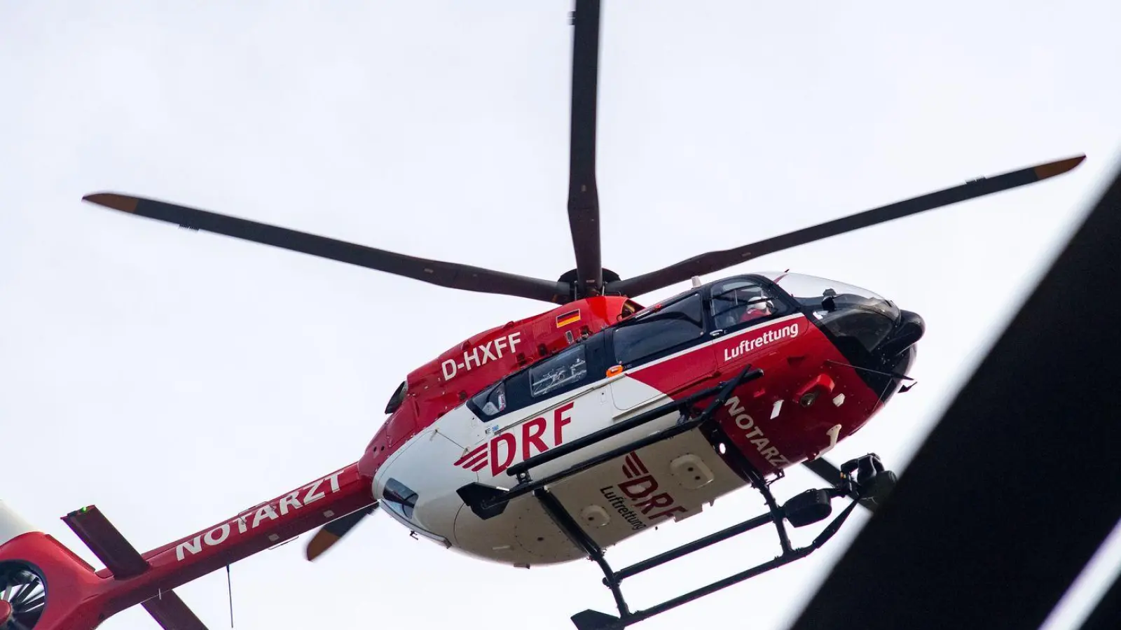 Mit einem Rettungshubschrauber wird das Mädchen in eine Klinik geflogen. (Symbolbild) (Foto: Stefan Sauer/dpa)