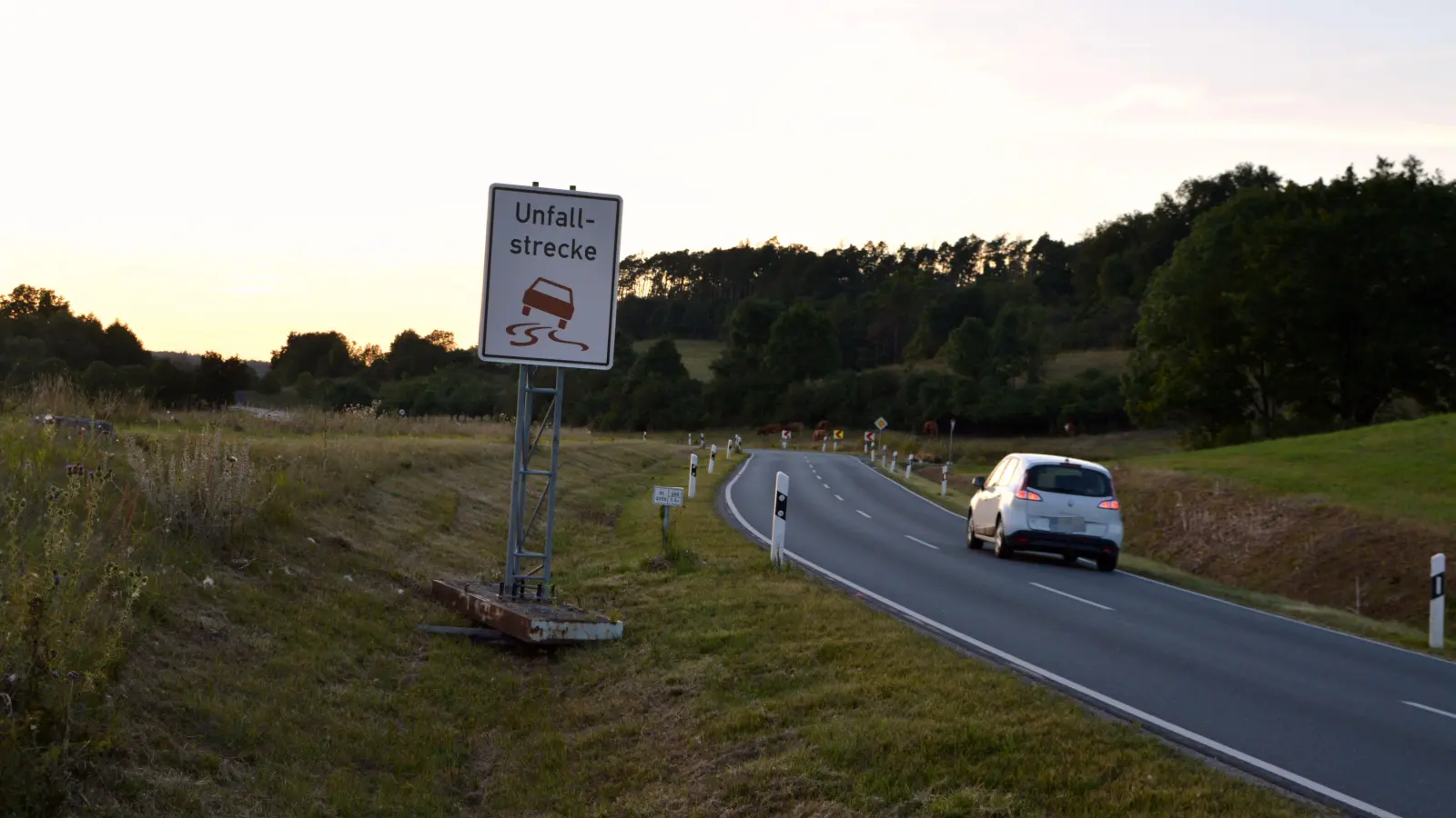 Auf der Strecke zwischen Gutenstetten und Münchsteinach hatten sich immer wieder schwere, teils sogar tödliche Unfälle ereignet. Dieses Schild soll nun vor der „Problemkurve“ am Damm warnen. (Foto: Johannes Zimmermann)