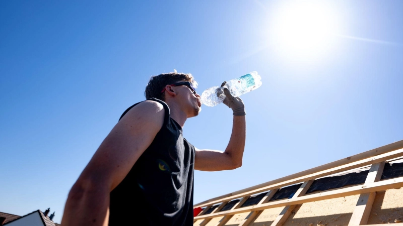 Hitze ist gefährlich - besonders für Ältere und Vorerkrankte. Viel zu trinken ist besonders wichtig. (Foto: Benjamin Westhoff/dpa)