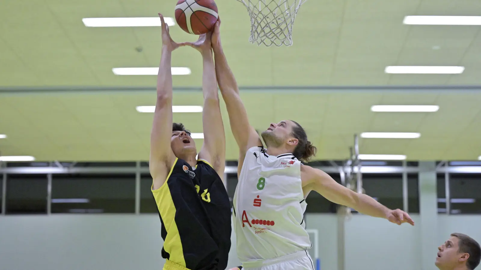 Kapitän Christian Imberi (rechts) führte seine Ansbach Piranhas zum Sieg bei der TS Jahn München (Topscorer Benjamin Sadikovic beim Hinspiel in Ansbach). (Foto: Martin Rügner)