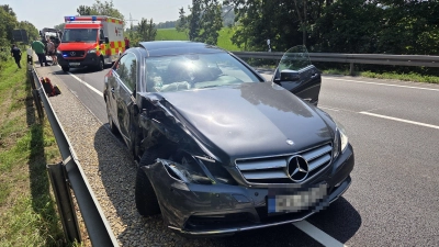 Der Mercedes wurde bei dem Zusammenstoß mit dem Traktor auf der B13 rechts beschädigt. (Foto: NEWS5/Thomas Haag)