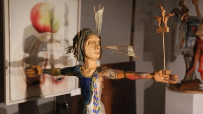 Die farbenfrohe Holzskulptur „zielstrebig – wohin” von Bernhard Apfel ist hier im Vordergrund zu sehen.  (Foto: Martina Kramer)