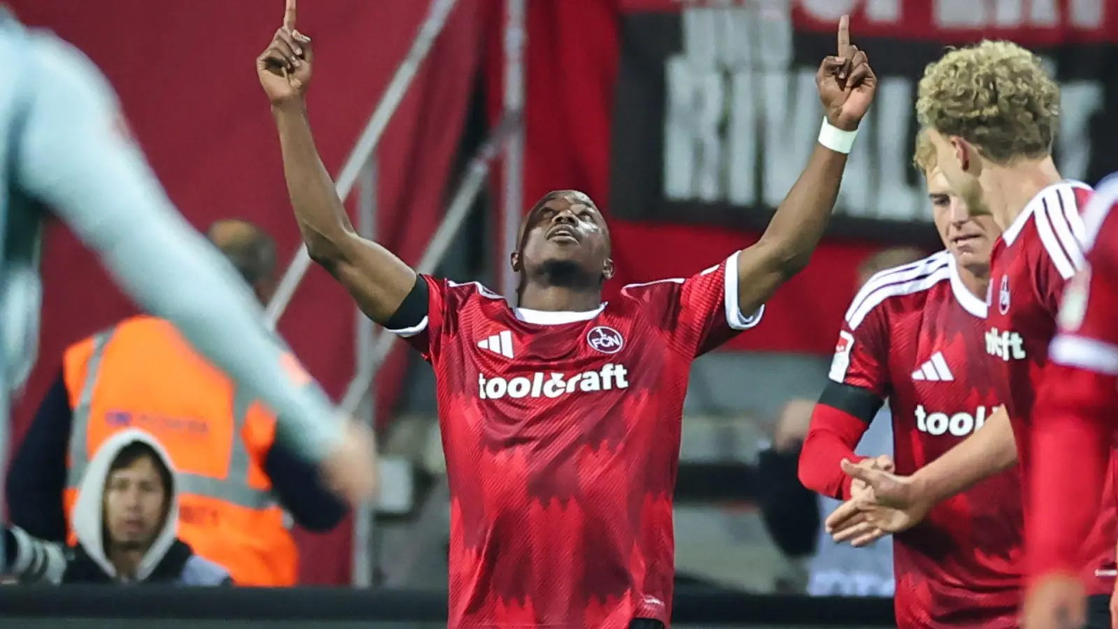 Mohamed Zoma (m) verletzte sich beim Spiel in Cottbus. Wann kann er wieder jubeln? (Archivbild) (Foto: Daniel Karmann/dpa)