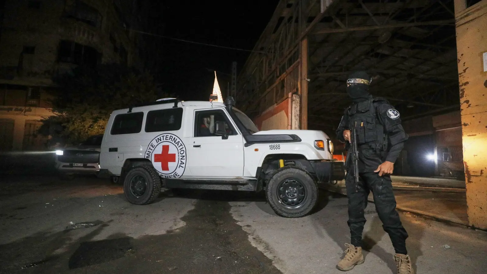 Bewaffneter Hamas-Mann bei Abholung der Särge im Gazastreifen.  (Foto: Yousef Al Zanoun/AP/dpa)