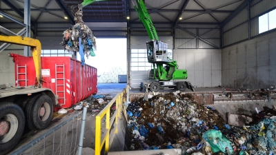 So wurde bis März 2020 in der Halle umgeladen. Dabei waren Menschen aber mutmaßlich hohen Konzentrationen giftigen Schwefelwasserstoffs ausgesetzt. Er trat wohl aus dem Müllbunker rechts im Bild aus. (Archivbild: Jim Albright)