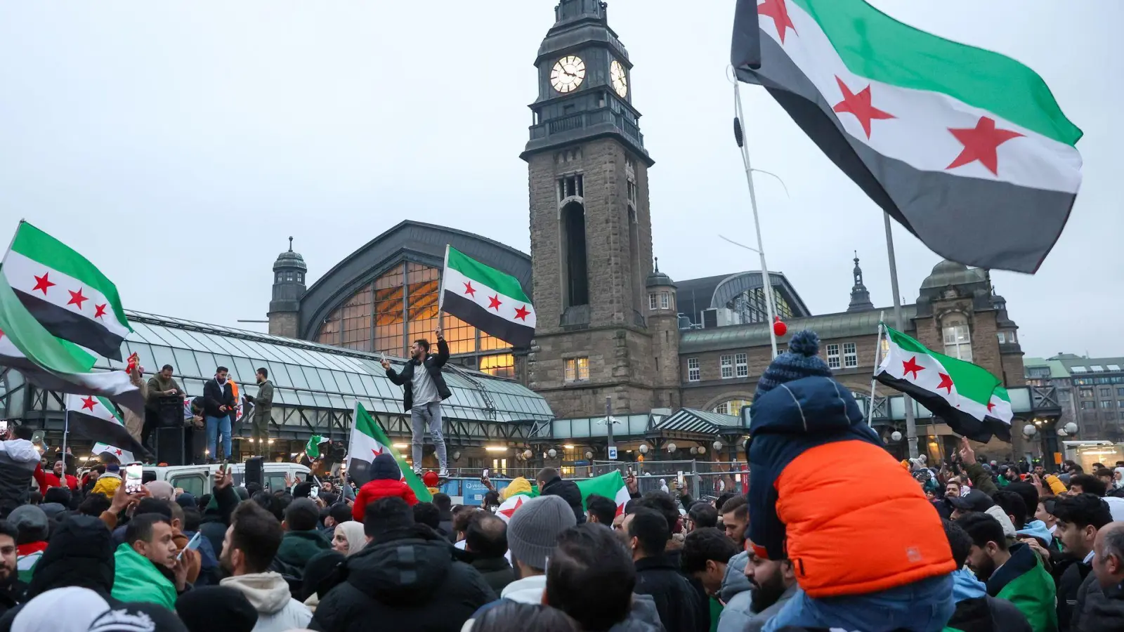 Den Sturz des syrischen Machthabers, Baschar al-Assad, feierten Syrerinnen und Syrer auch in Deutschland. (Foto: Bodo Marks/dpa)