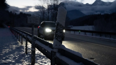 Schnee und Glätte beeinträchtigten auch die Autofahrer im Freistaat. (Foto: Sven Hoppe/dpa)