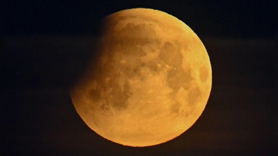 Bei einer Mondfinsternis leuchtet der Mond rötlich. (Archivbild) (Foto: Patrick Pleul/dpa)