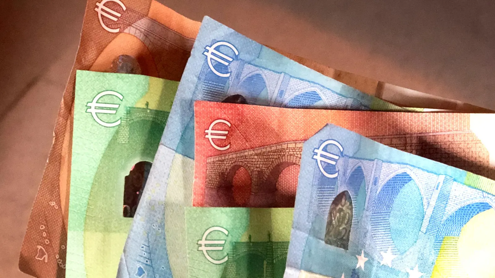 Einem Enkel wird vorgeworfen, dass er seinen dementen Opa ausgetrickst und so über 5000 Euro ergaunert hat. (Symbolbild: Jim Albright)