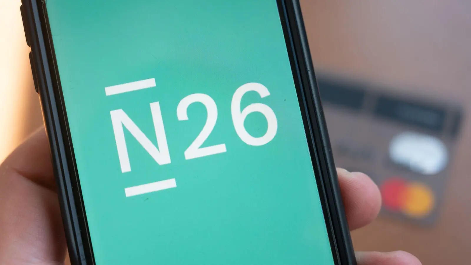 Die Smartphone-Bank N26 startet zusammen mit Vodafone ein Mobilfunkangebot für Deutschland. (Symbolbild) (Foto: Christophe Gateau/dpa)