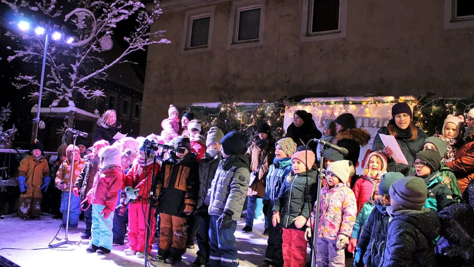 Am Ornbauer Adventsmarkt am Samstag beteiligten sich viele Vereine, aber auch die Kleinsten.  (Foto: Diane Mayer)