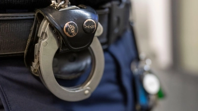 Der 38-Jährige sitzt inzwischen in Untersuchungshaft. (Symbolbild) (Foto: Peter Kneffel/dpa)