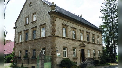 Ein steinernes Zeichen des Selbstbewusstseins einer Landwirtsfamilie ist dieser Bauernhof in Hemmersheim, dessen Sanierung in diesem Jahr vom Bezirk Mittelfranken prämiert wurde. (Foto: Bezirk Mittelfranken/Julia Krieger)