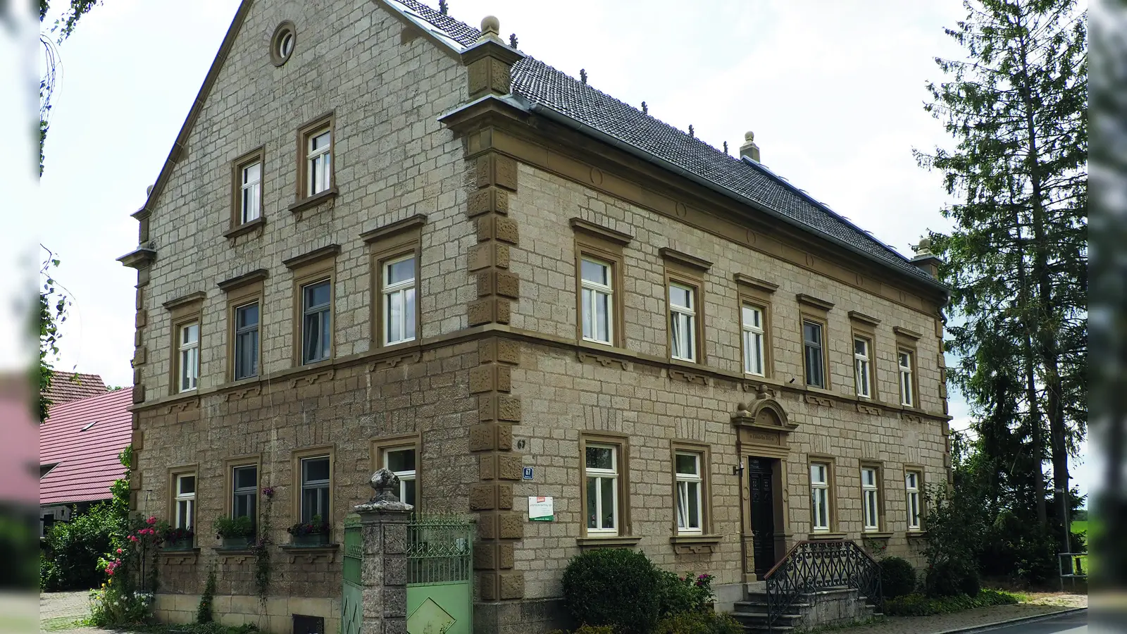 Ein steinernes Zeichen des Selbstbewusstseins einer Landwirtsfamilie ist dieser Bauernhof in Hemmersheim, dessen Sanierung in diesem Jahr vom Bezirk Mittelfranken prämiert wurde. (Foto: Bezirk Mittelfranken/Julia Krieger)