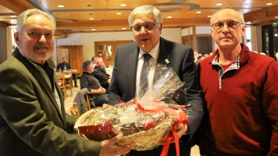 Thomas Müller-Braun erhielt von Landrat Helmut Weiß und dem neuen Geschäftsführer Norbert Reckenberger (von links) einen Präsentkorb überreicht. (Foto: Karl-Heinz Panzer)