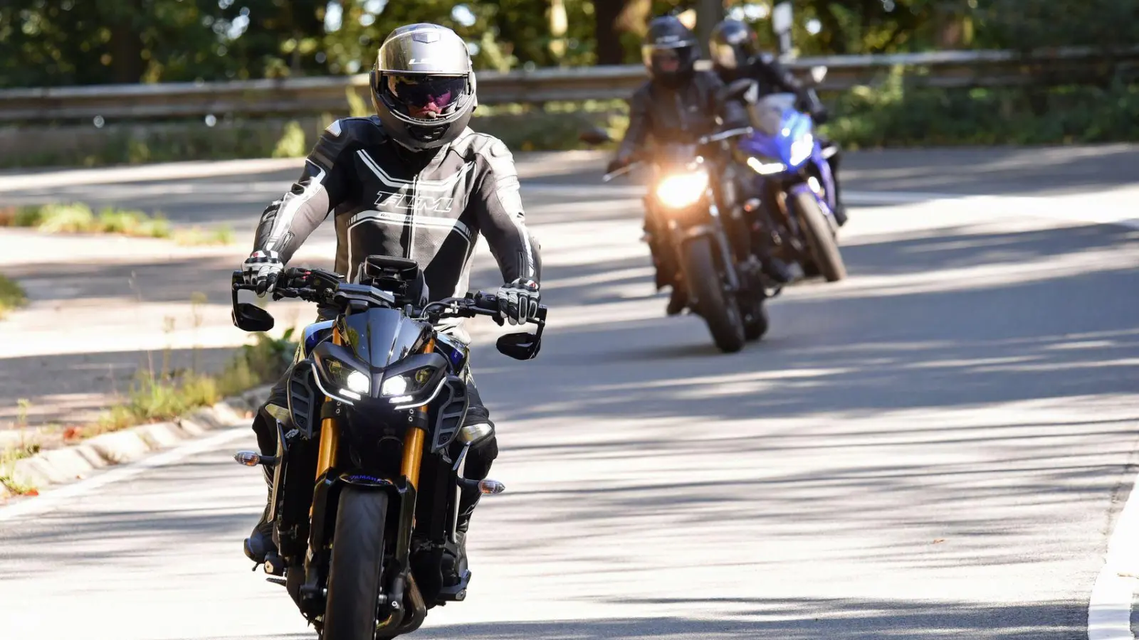 Sicherheit in der Motorradgruppe: Bei einer Panne sollte die Gruppe den Seitenstreifen nicht blockieren und stattdessen an einem sicheren Ort warten. (Foto: Judith Michaelis/dpa-tmn)