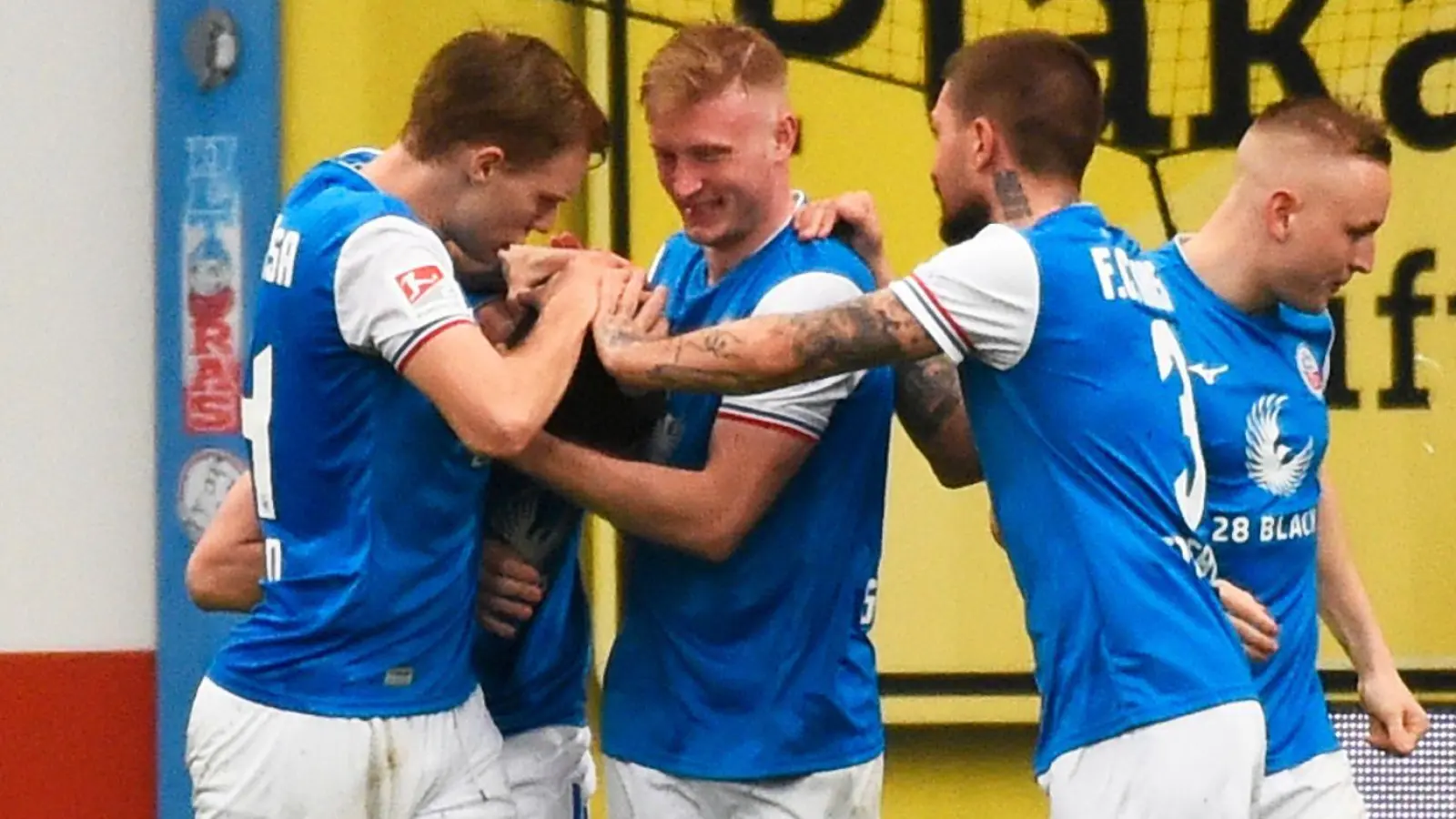 Hansa Rostock feiert einen wichtigen Heimsieg im Kampf um den Abstieg. (Foto: Gregor Fischer/dpa)