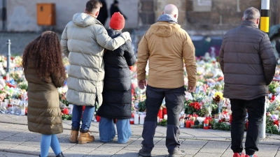 Trauer vor der Johanniskirche: Magdeburg gedenkt der Opfer des Weihnachtsmarkt-Anschlags (Foto: Matthias Bein/dpa)