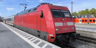 Zum letzten Mal hielt am Mittwoch der Intercity „Königssee” auf seinem Weg nach Freilassing in Ansbach, wo das Bild entstand, und in Steinach bei Rothenburg.  (Foto: Thomas Schaller)