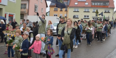 Die Kerwa-Buam und -Madli von Dentlein am Forst. (Foto: Peter Tippl)