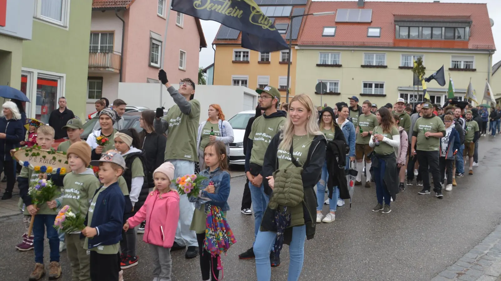 Die Kerwa-Buam und -Madli von Dentlein am Forst. (Foto: Peter Tippl)