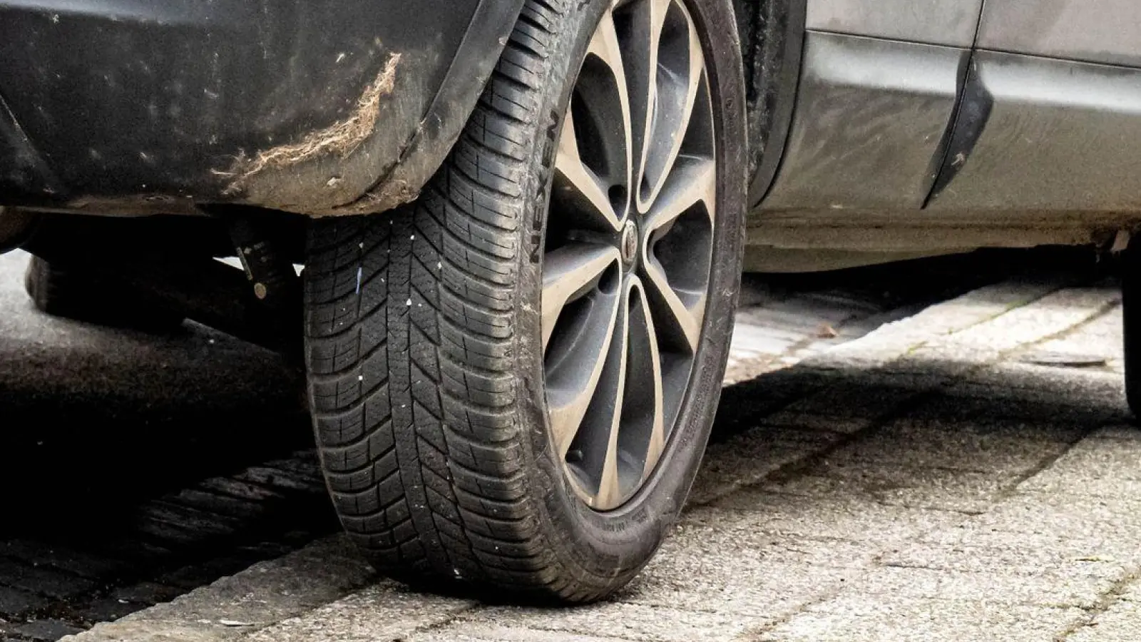 Über das sogenannte aufgesetzte Parken mit zwei Rädern auf dem Bürgersteig wird in Städten wie Bremen seit Jahren gestritten. (Foto: Sina Schuldt/dpa)