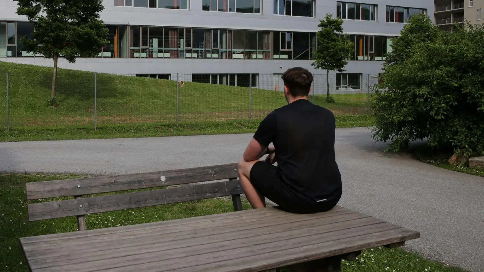 Die Tat ereignete sich an einer Schule. (Foto: Heinz-Peter Bader/AP/dpa)