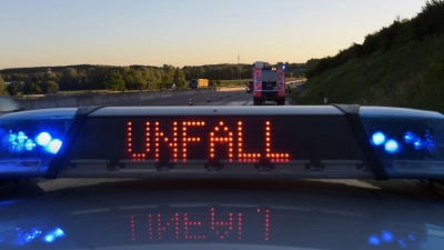 Auf der B25 bei Schopfloch kam es zu einem Auffahrunfall mit vier Beteiligten. (Foto: Stefan Puchner/dpa)