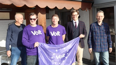 Direktkandidat Markus Wolff (Mitte) zieht mit seinen Mitstreitern Horst Beringer (l.), Moritz Messlinger (2.v.l.), Dr. Bastian Seifert (2.v.r.) und Dr. Franz Hitzelsberger (r.) in den Bundestagswahlkampf. (Foto: Thomas Schaller)