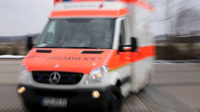 Die Sanitäter brachten den schwerverletzten 59-Jährigen in ein Krankenhaus. (Symbolbild: Stephan Jansen/dpa)