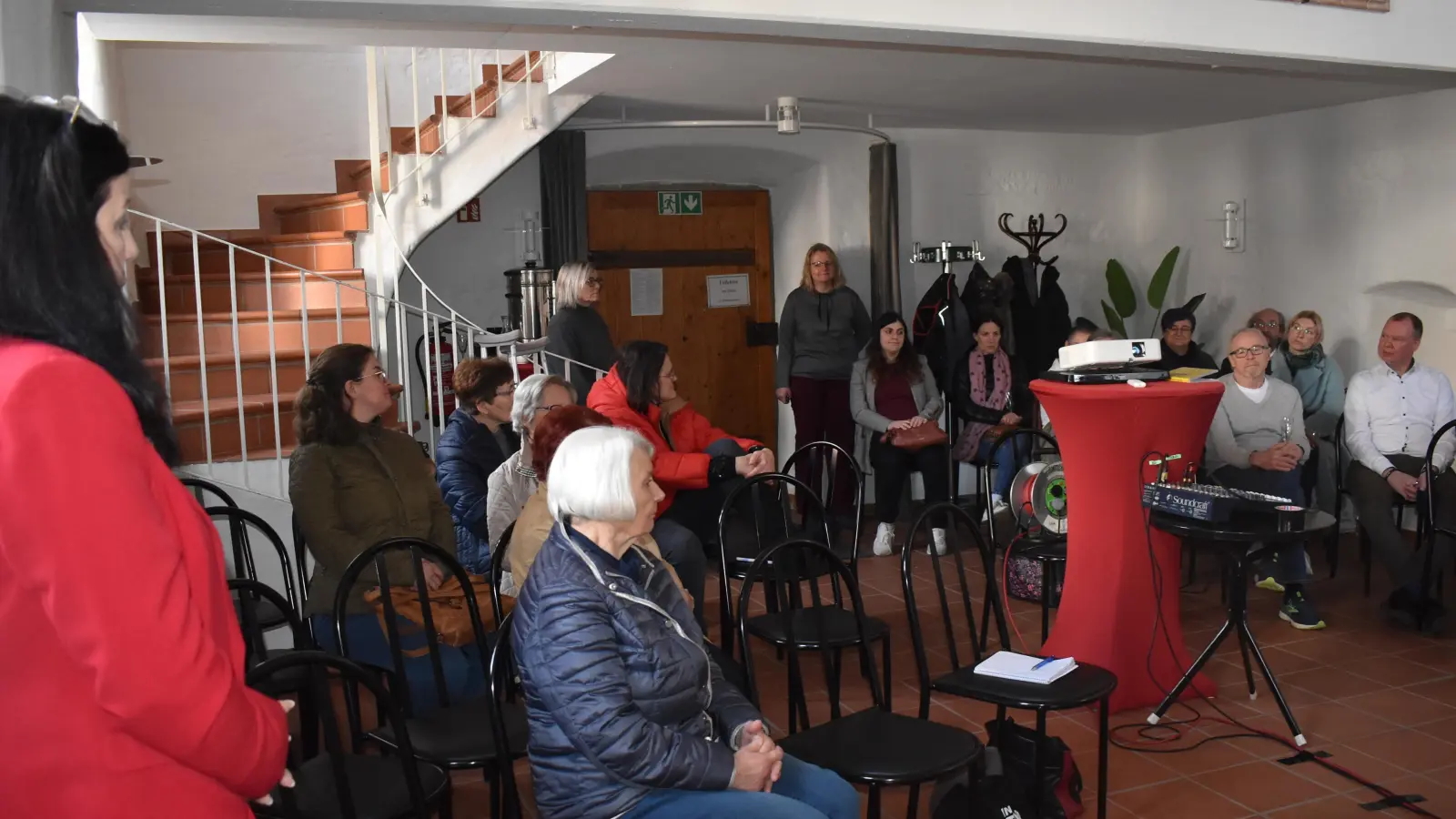 Zum Weltfrauentag hatten die SPD-Frauen und einige Kandidatinnen für den Neustädter Stadtrat in die Bühne im Torhaus zu einer Matinee eingeladen. Gekommen waren auch drei Männer, unter ihnen Bürgermeister Klaus Meier. Stellvertretende Bürgermeisterin Heike Gareis (links) begrüßte die Gäste. (Foto: Ute Niephaus )