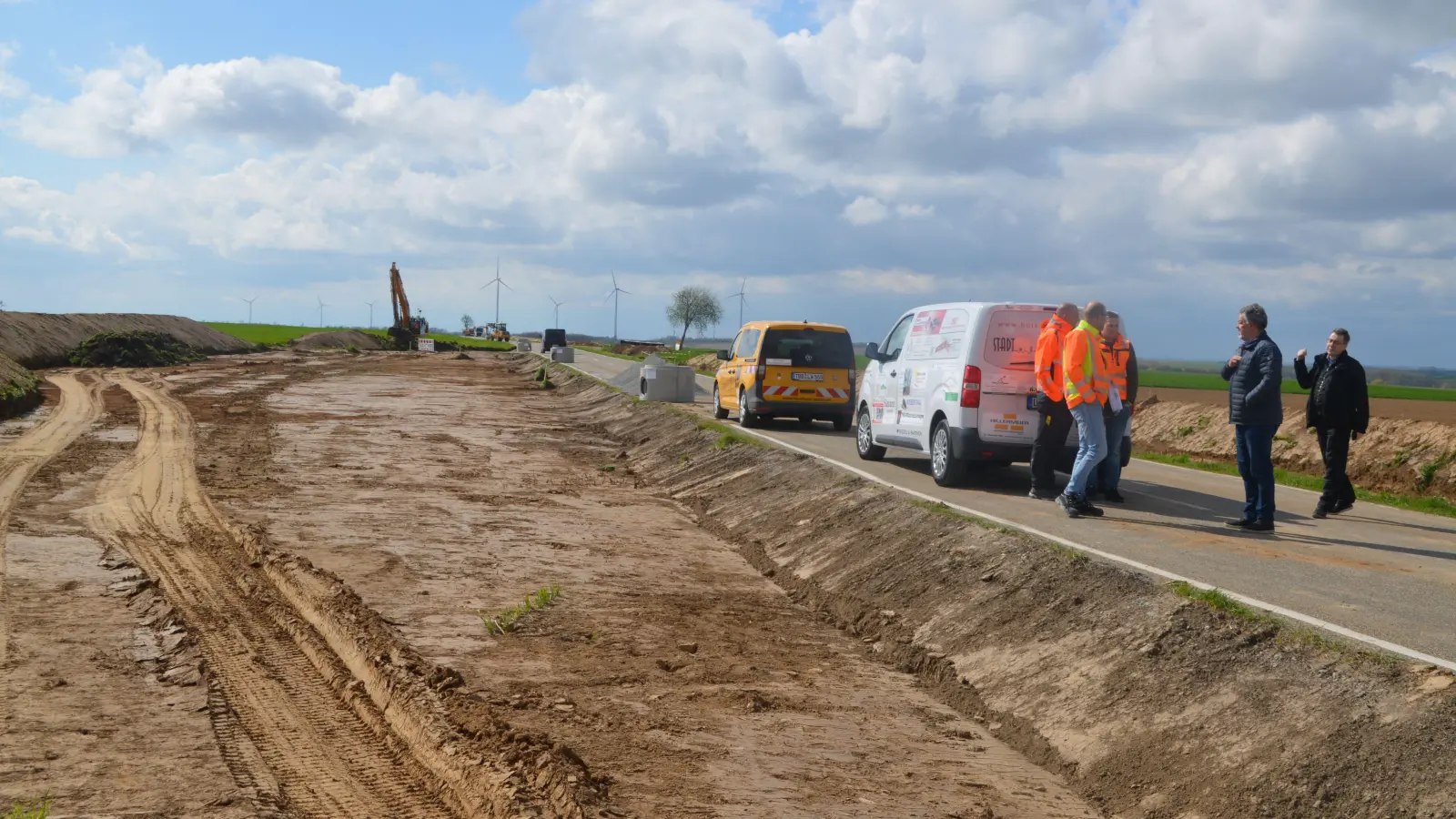 An der Staatsstraße zwischen Uffenheim und Adelhofen wird gebaut. Die Fläche links wird für die Kurvenentschärfung gebraucht, auf der rechten Seite entsteht neben der Trasse der Brackenlohrer Radweg. (Foto: J. Zimmermann)